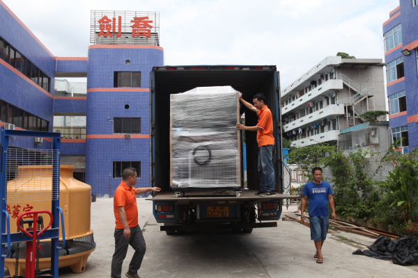 圖為發往美的冷熱沖擊試驗箱裝貨中